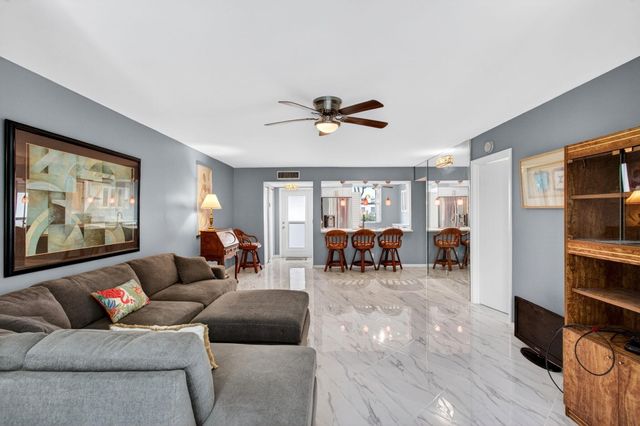 18 Willowbrook Lane 103, Delray Beach, FL 33446