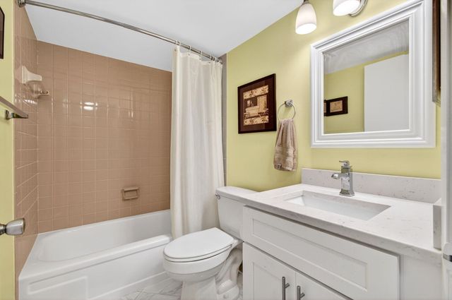 18 Willowbrook Lane 103, Delray Beach, FL 33446