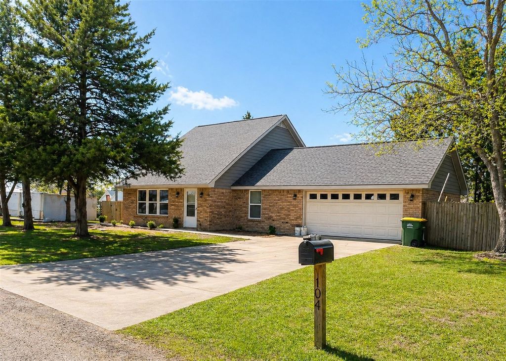 104 Cedar Creek Drive, Groesbeck, TX 76642
