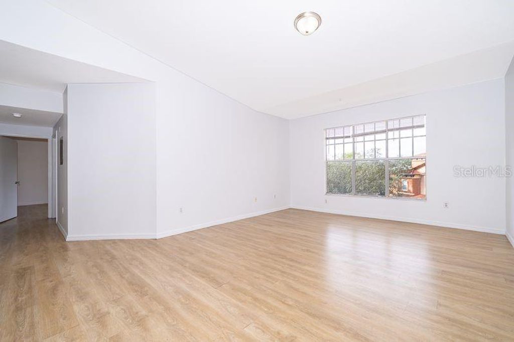 Image 5 of property listing at 5548 METROWEST BOULEVARD 306, Orlando, FL 32811