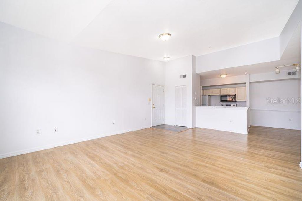 Image 7 of property listing at 5548 METROWEST BOULEVARD 306, Orlando, FL 32811