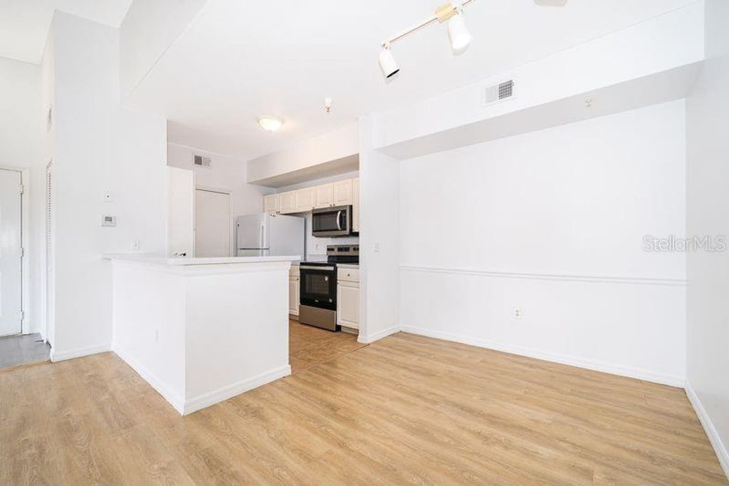 Image 8 of property listing at 5548 METROWEST BOULEVARD 306, Orlando, FL 32811