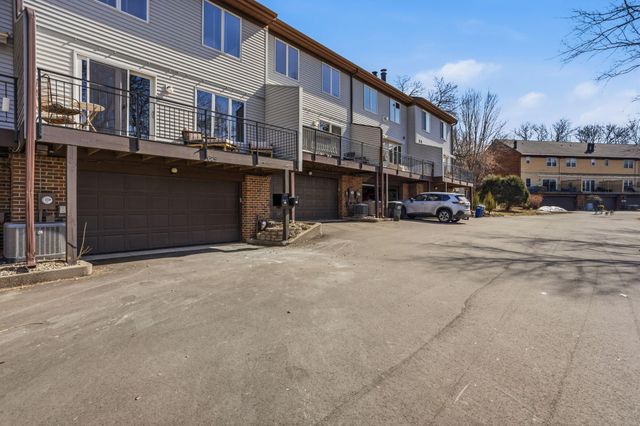 629 Maple Park Drive, Mendota Heights, MN 55118