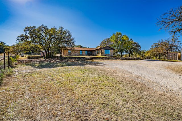 425 Private Road 816, Stephenville, TX 76401