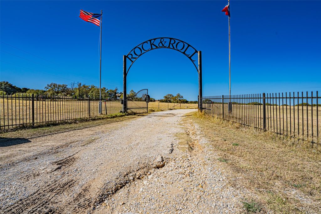 425 Private Road 816, Stephenville, TX 76401