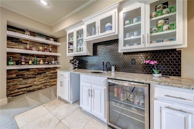 11515 W 165th Terrace, Overland Park, KS 66221