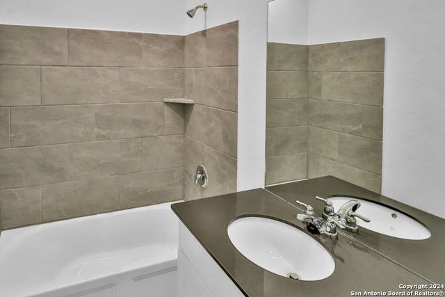2716 SIERRA CHICAS LN, Seguin, TX 78155