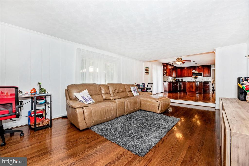 Image 20 of property listing at 10748 MIDDLEBORO DR, Damascus, MD 20872