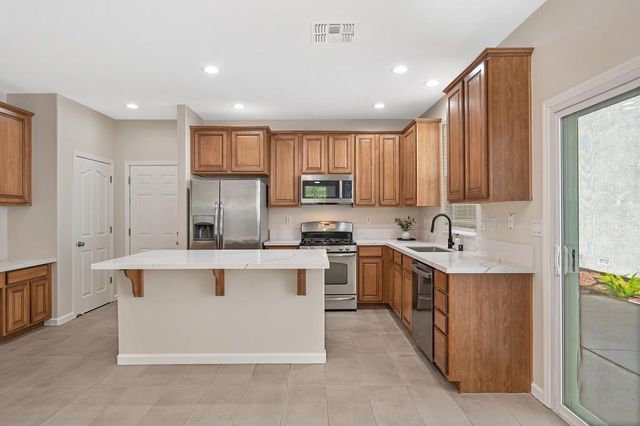2888 Mojave Dr, West Sacramento, CA 95691