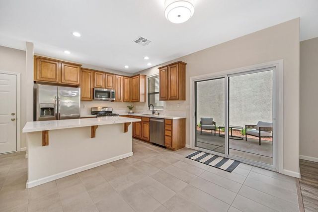 2888 Mojave Dr, West Sacramento, CA 95691