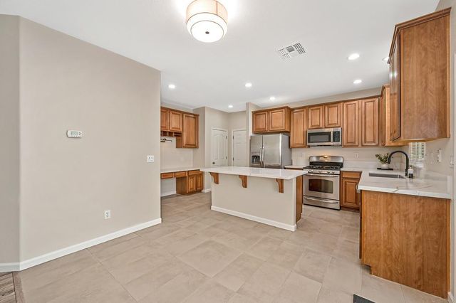 2888 Mojave Dr, West Sacramento, CA 95691