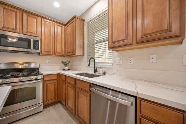 2888 Mojave Dr, West Sacramento, CA 95691