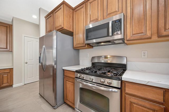2888 Mojave Dr, West Sacramento, CA 95691