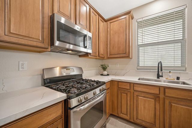2888 Mojave Dr, West Sacramento, CA 95691