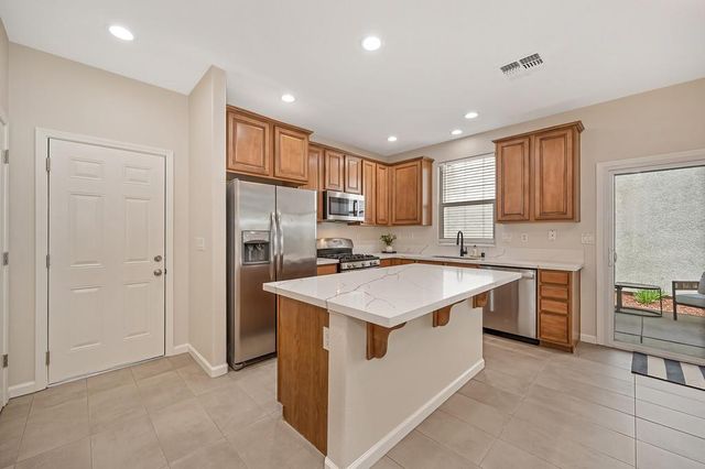 2888 Mojave Dr, West Sacramento, CA 95691
