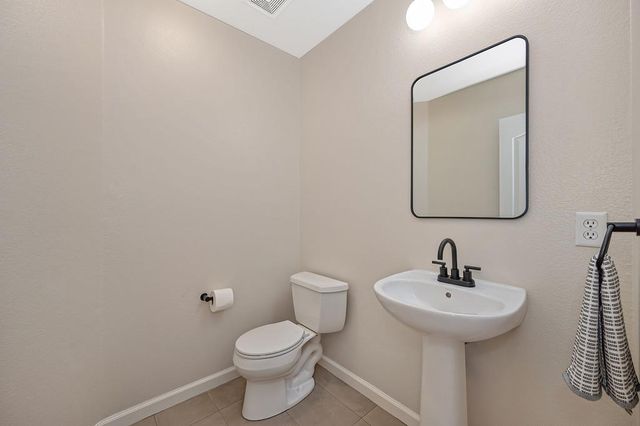 2888 Mojave Dr, West Sacramento, CA 95691