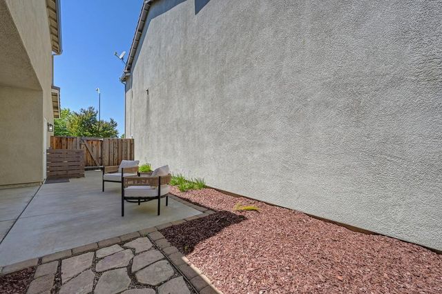 2888 Mojave Dr, West Sacramento, CA 95691
