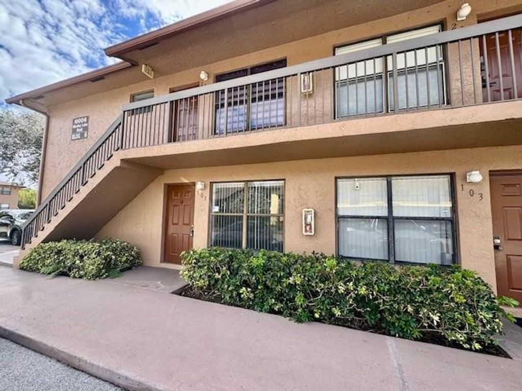 10006 Winding Lake Road 101, Sunrise, FL 33351