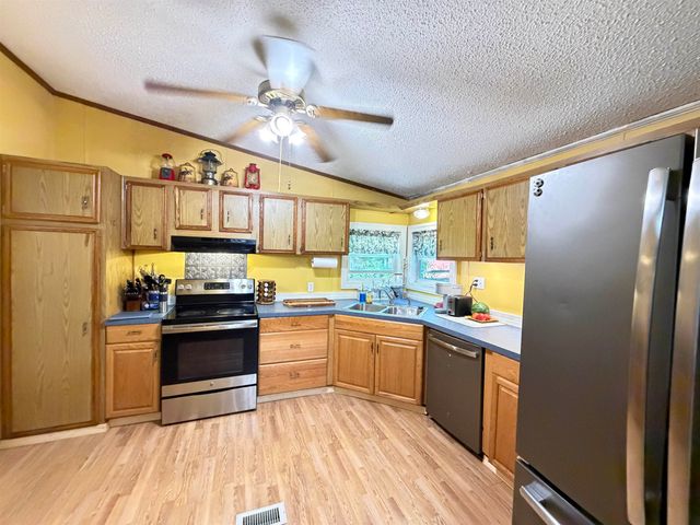 18 Algonquin Road, Enfield, NH 03748