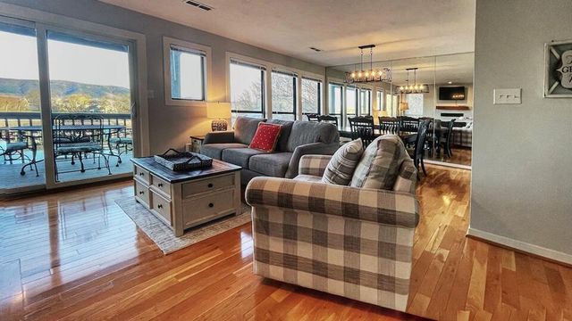 290 Sailors Cove Dr Unit 405, Moneta, VA 24121