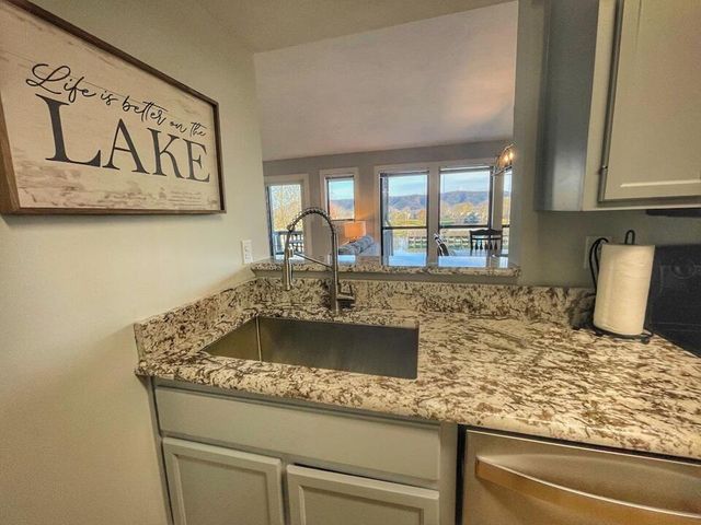 290 Sailors Cove Dr Unit 405, Moneta, VA 24121