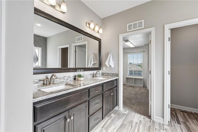 6717 NW 104th Terrace, Kansas City, MO 64154