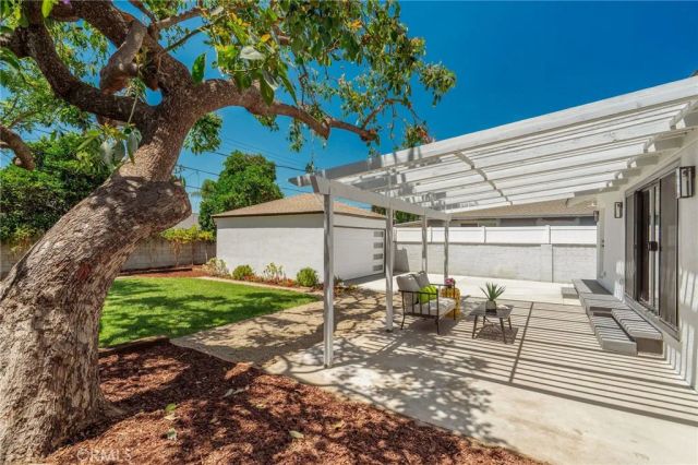 17200 Lanark Street, Lake Balboa, CA 91406