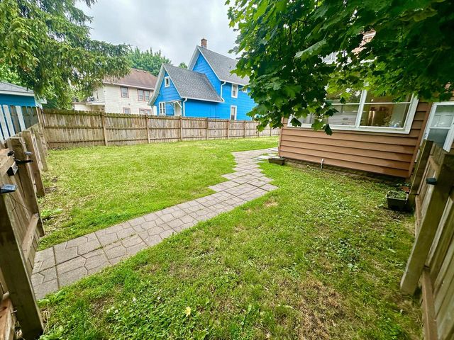 1615 White Rock AVENUE, Waukesha, WI 53186