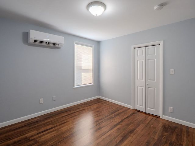 12 Ives St, Worcester, MA 01603