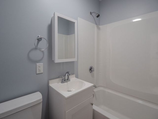 12 Ives St, Worcester, MA 01603