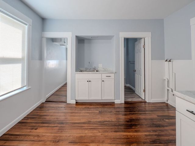 12 Ives St, Worcester, MA 01603