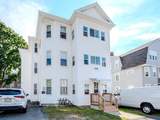 12 Ives St, Worcester, MA 01603
