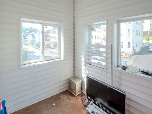 12 Ives St, Worcester, MA 01603