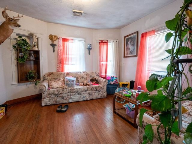 12 Ives St, Worcester, MA 01603