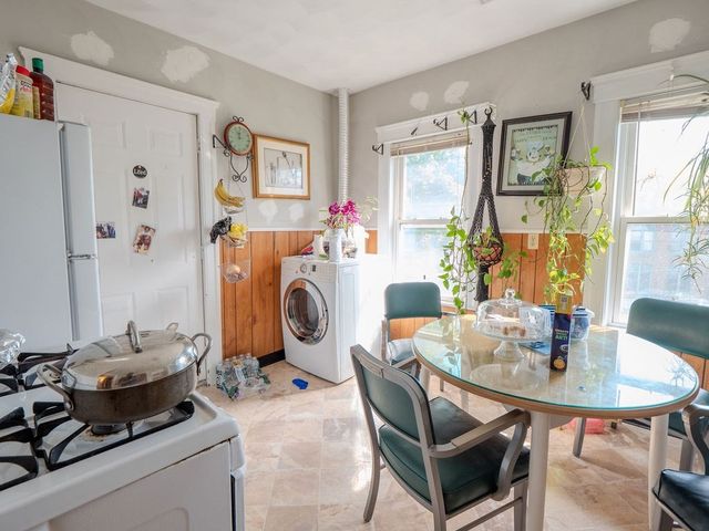 12 Ives St, Worcester, MA 01603
