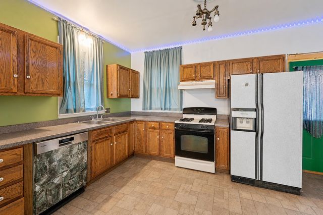 452 S 8th St, Salina, KS 67401