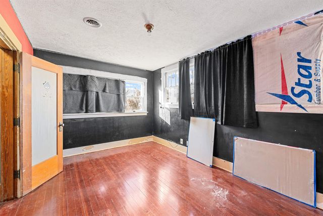 452 S 8th St, Salina, KS 67401