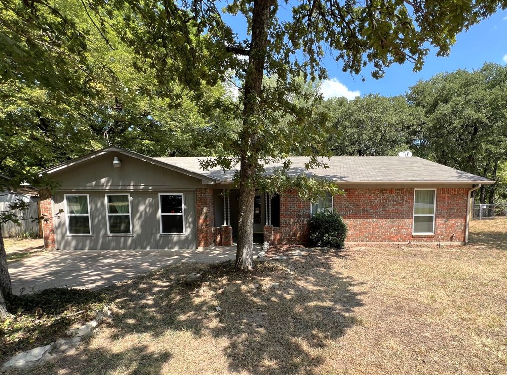 213 Glenhaven Drive, Azle, TX 76020