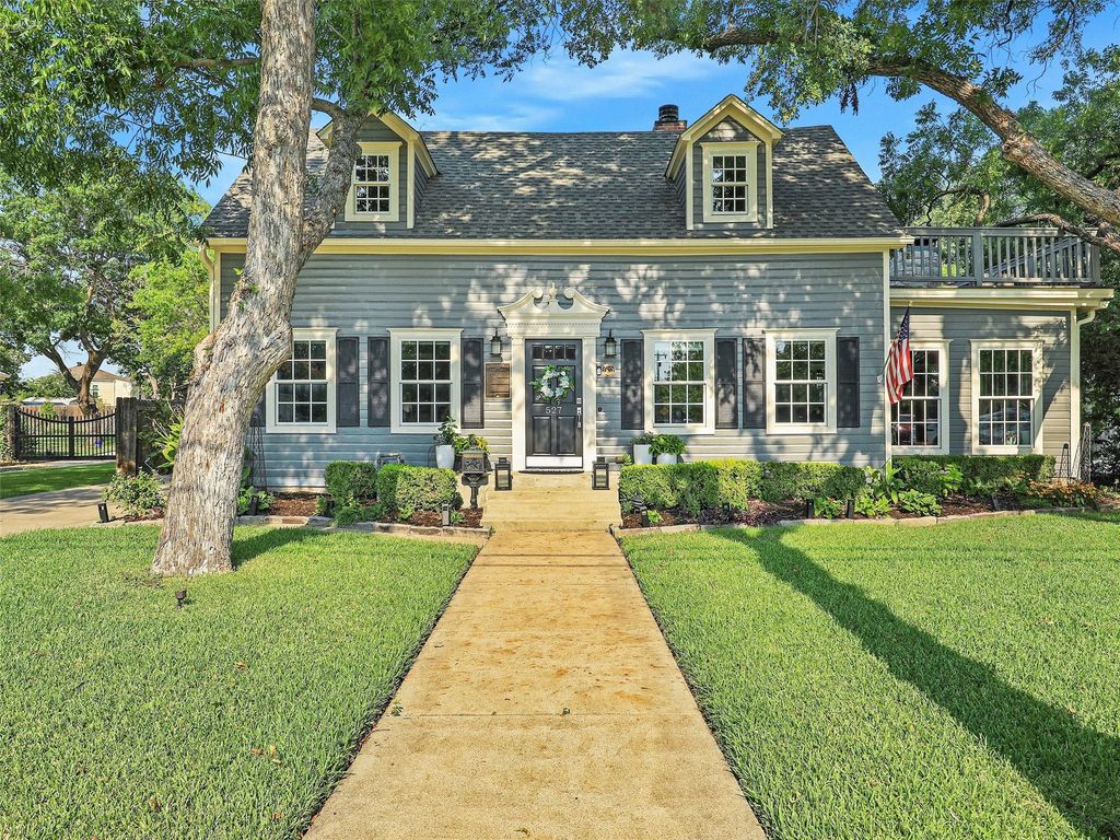527 S Dooley Street, Grapevine, TX 76051