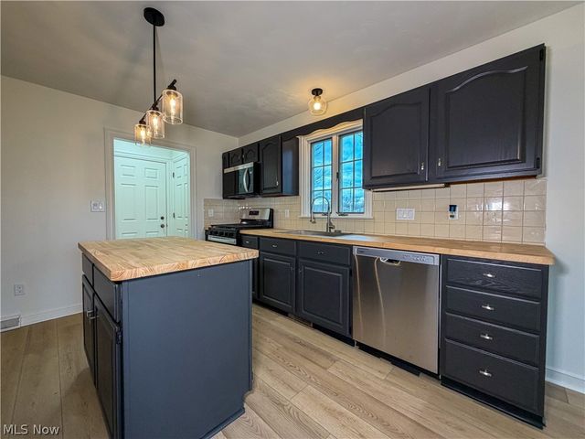 9825 Struthers Road, New Middletown, OH 44442