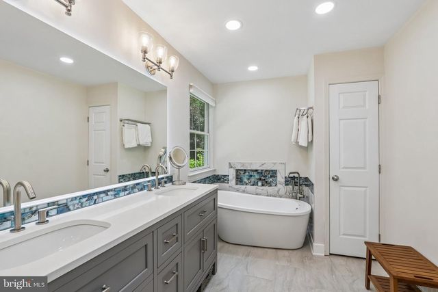164 MEMORIAL LN, Mount Laurel, NJ 08054