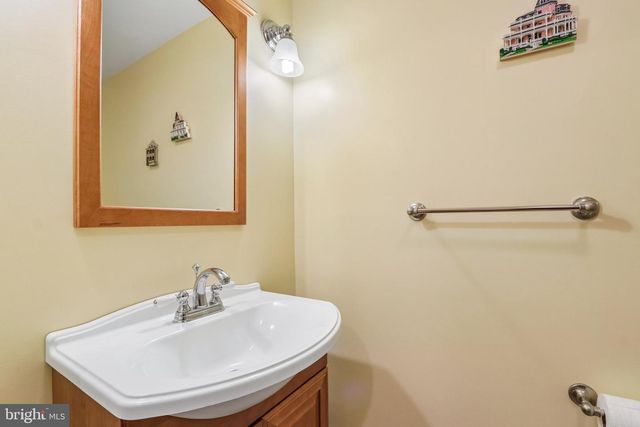164 MEMORIAL LN, Mount Laurel, NJ 08054
