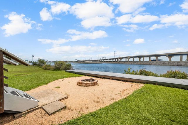 814 Hall Avenue, Seabrook, TX 77586