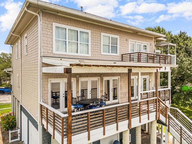 814 Hall Avenue, Seabrook, TX 77586