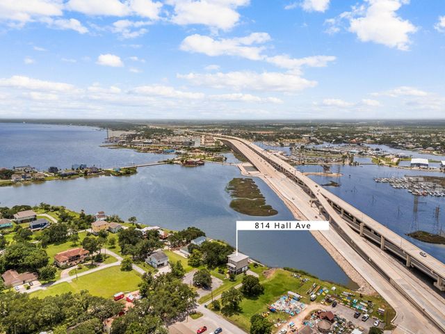 814 Hall Avenue, Seabrook, TX 77586
