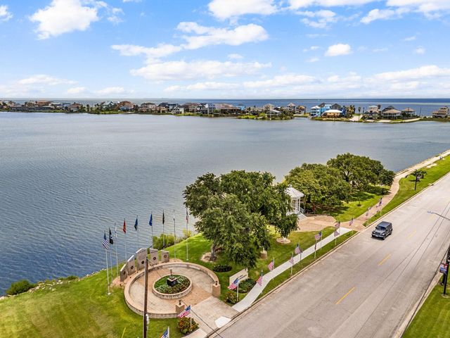 814 Hall Avenue, Seabrook, TX 77586