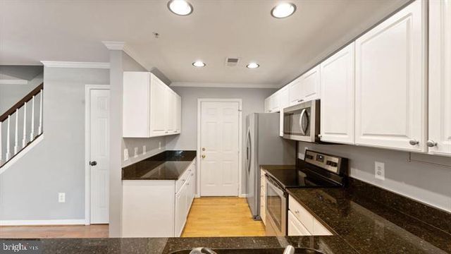 1918 CRESCENT PARK DR, Reston, VA 20190