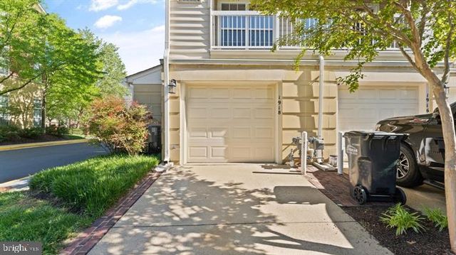 1918 CRESCENT PARK DR, Reston, VA 20190