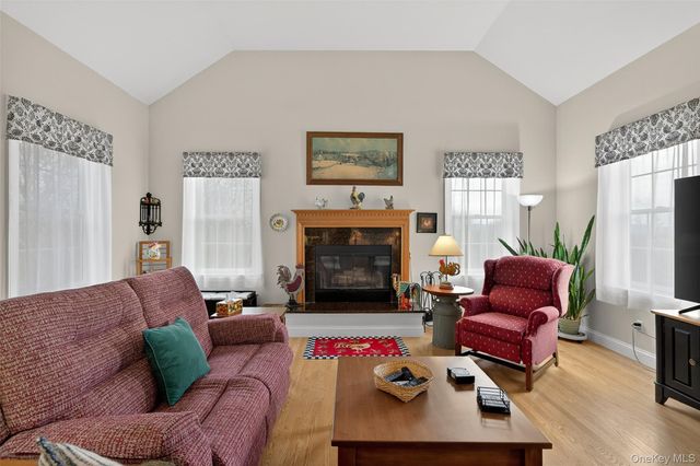 106 Fox Hill Run, Rock Tavern, NY 12575