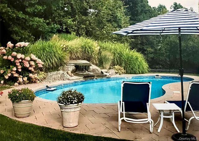 106 Fox Hill Run, Rock Tavern, NY 12575